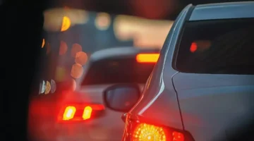 انتباه سائقين: 6 حالات خطيرة تستدعي التوقف.. غرامة 2000 ريال تنتظر المخالفين